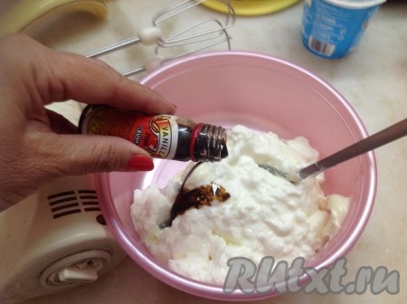 Сыр Маскарпоне выложить в миску, соединить с йогуртом, добавить ванильный экстракт и сахар.