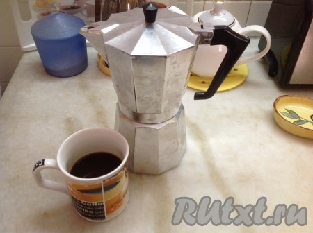 Кофе натуральный остудить и добавить ликёр "Лимончелло".