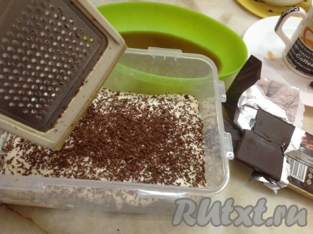 Натереть шоколад поверх сырной массы и апельсиновую цедру.