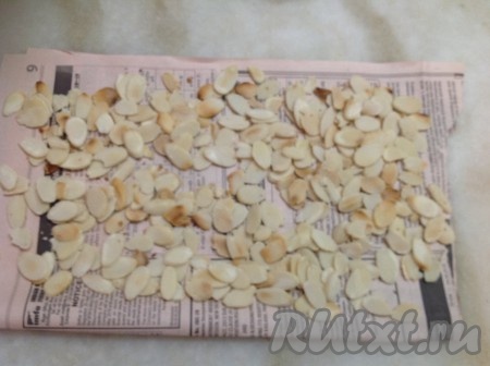 Закрыть форму с тирамису плотной крышкой или фольгой. Убрать в холодильник минимум на 2 часа. Слегка подсушить лепестки миндаля на среднем огне на сухой сковородке, иногда помешивая. Затем пересыпать лепестки орешков на бумагу и остудить.