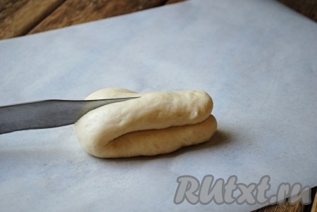 Острым ножом сделать надрез, не доходя 1,5-2 см до конца.