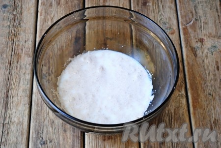 Перемешать и оставить на 10 минут в тёплом месте, чтобы дрожжи активировались.&nbsp;
