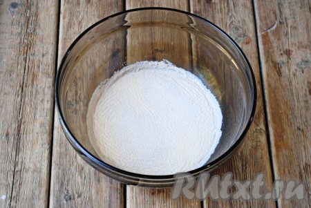 В тёплое молоко добавить 2 столовые ложки сахара и дрожжи. 