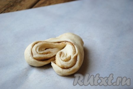 Развернуть края, придав плюшке форму сердечка. 