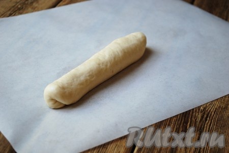 Свернуть тесто в рулет.&nbsp;

