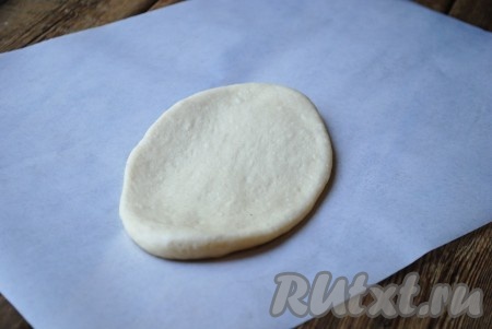 На столе, припыленном мукой, одну часть теста раскатать в пласт толщиной около 0,5 см.&nbsp;
