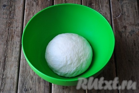 Сначала перемешать всё ложкой, чтобы мука увлажнилась, затем вымесить тесто руками. Тесто получится очень мягким, не липнущим к рукам и покладистым. Выложить его в миску, смазанную растительным маслом, накрыть полотенцем и оставить в тёплом месте для подъема. 