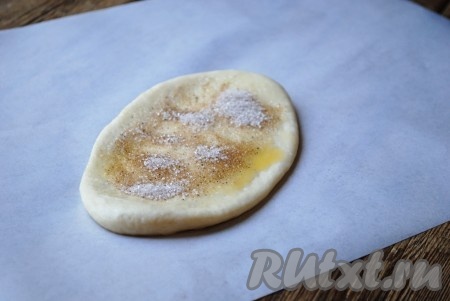 Тесто, смазанное маслом, посыпать 1 столовой ложкой (или по вкусу) смеси сахара и корицы, немножко отступив от края (как на фото).
