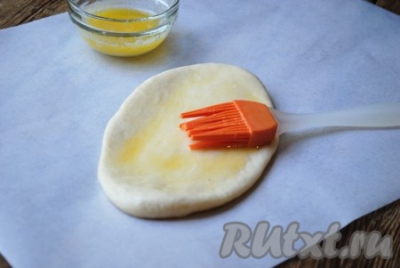 Смазать тесто растопленным сливочным маслом (удобно смазывать тесто силиконовой кисточкой).&nbsp;
