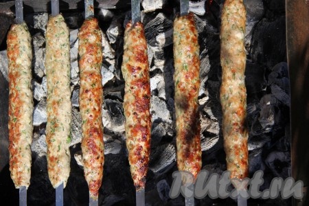 Жарить люля-кебабы с двух сторон до золотистого цвета на седых углях (без прямого пламени, используя только жар от углей), периодически переворачивая шампуры.