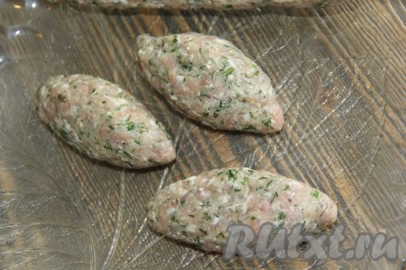 Убрать фарш в холодильник минимум на 30 минут, а затем слепить из фарша длинные котлетки.