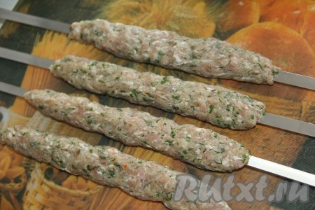 Надеть каждую котлетку на шампур, равномерно распределить фарш по шампуру. Должна получиться плоская, длинная колбаска. Чтобы фарш не прилипал к рукам, можно смочить руки холодной водой.