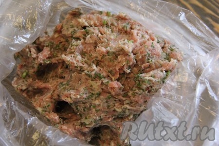 Затем переложить фарш в пакет и отбить его в течение 5 минут - нужно кидать пакет с фаршем на стол. Обязательно как следует отбейте фарш, так он приобретёт вязкость и формовать котлеты для люля-кебаба будет проще, к тому же фарш будет держать форму и не развалится во время жарки на мангале.