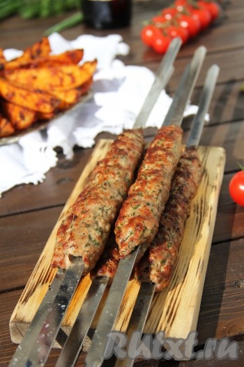 Подавать люля-кебабы, приготовленные из свинины, нужно в горячем виде с зеленью и овощами, можно прямо на шампурах. Рецепт несложный, главное соблюдать одно условие - как следует отбить свиной фарш, тогда во время приготовления на мангале у вас получится восхитительное мясное блюдо!