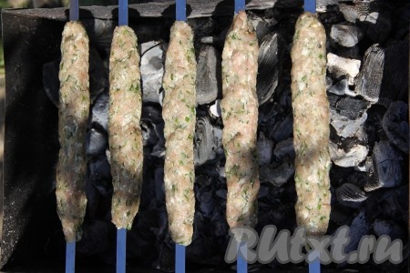 Можно приступать к жарке люля-кебабов из фарша свинины. Угли должны быть очень горячими, но без прямого огня, только жар. Выложить шампуры с люля-кебабами на мангал.