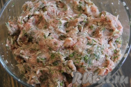 Хорошо вымесить фарш.