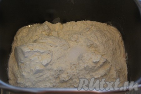 Как только на поверхности воды появятся пузырьки, добавить растительное масло, муку и соль.
