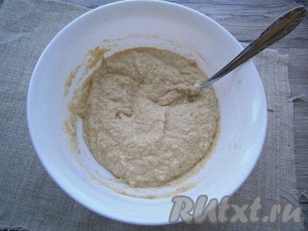 Ещё раз хорошо перемешать, если понадобится - посолить по вкусу. Тесто должно быть похожим на хорошую сметану.
