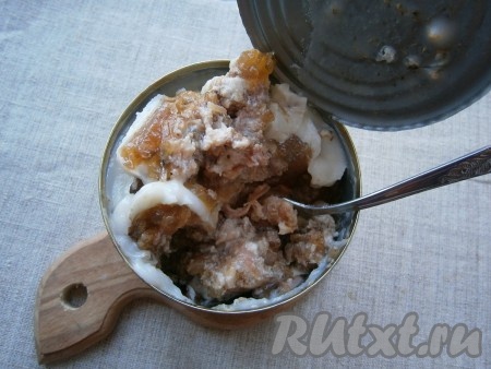 Открыть баночку тушенки, убрать излишки жира.
