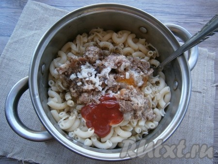 Сюда же добавить томатный соус и измельченный чеснок, посолить и поперчить, можно добавить специи по вкусу.
