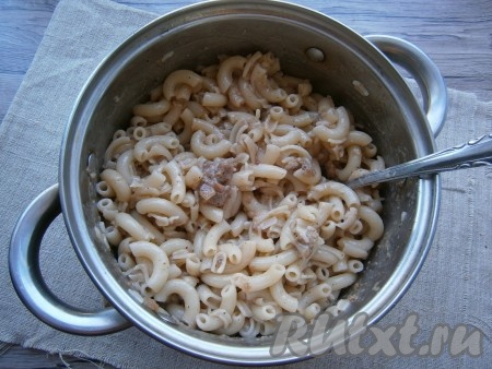 Макароны тщательно перемешать с тушенкой и влить немного горячей воды. Поместить кастрюлю на небольшой огонь и, периодически помешивая, прогреть макароны около 3-4 минут.
