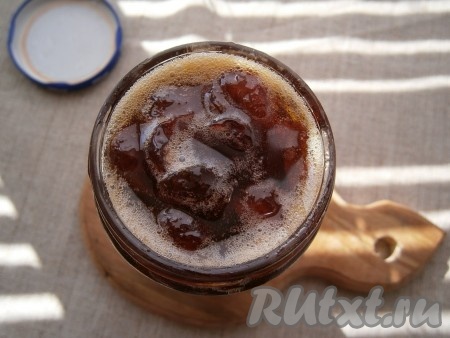 Готовое варенье разлить по простерилизованным баночкам, закатать прокипяченными крышками (если готовите на зиму), перевернуть и укутать до полного остывания.
