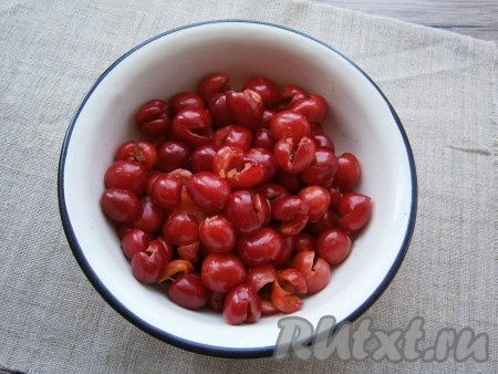 Черешню вымыть, удалить из ягод косточки.
