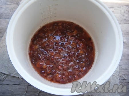 Выставить программу мультиварки "Выпечка" на 45 минут, крышку закрыть. Через 25 минут варенье перемешать. После сигнала оставить варенье под закрытой крышкой на 30 минут (мультиварку можно выключить), после чего вновь включить режим "Выпечка" еще на 30 минут, крышку закрыть.
