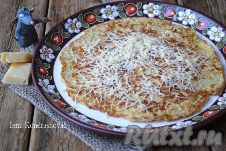 Готовый блин переложить на блюдо и сразу присыпать натёртым сыром (сыр на тёплом овсяноблине должен немного расплавиться).
