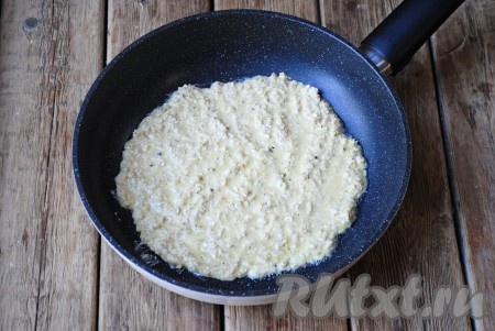 Сковороду смазать тонким слоем растительного масла, разогреть и выложить тесто. Тесто разровнять лопаткой или ложкой, придав ему форму блина.
