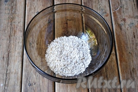 В миску насыпать нужное количество мелких овсяных хлопьев быстрого приготовления.
