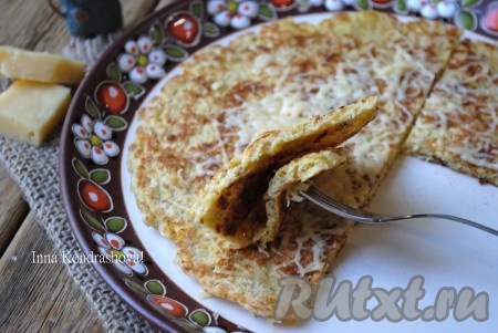 Очень вкусный и сытный овсяноблин с сыром подавать сразу после приготовления с чашечкой ароматного чая.
