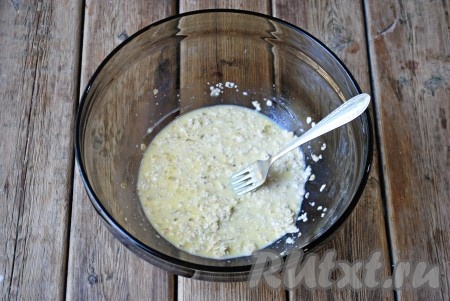 Перемешать получившуюся массу и оставить на 5 минут, чтобы хлопья набухли.
