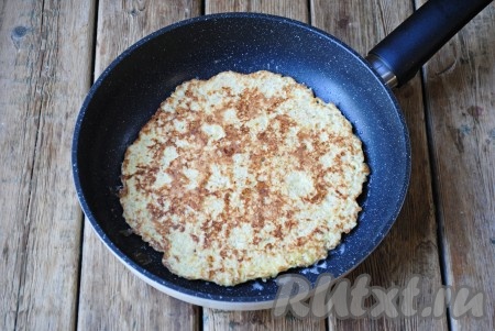 Жарить овсяноблин на небольшом огне по 2-3 минуты с каждой стороны.