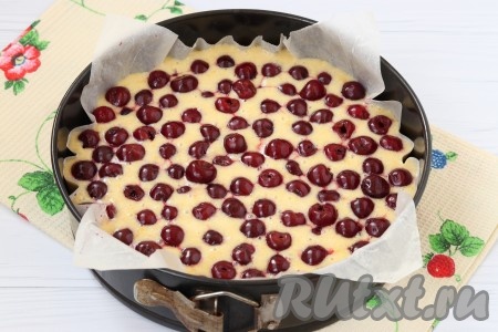 Затем пирог достать из духовки и выложить сверху вишню. Теперь уже возвращаем пирог в духовку на 45-50 минут и выпекаем до готовности.