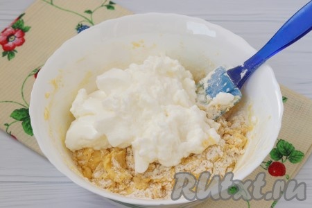 Взбитые белки выложить в тесто и аккуратно перемешать лопаткой.
