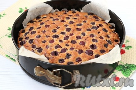 Пирог должен зарумяниться сверху, внутри готовность проверяем деревянной шпажкой - на ней при прокалывании не должно оставаться тесто.
