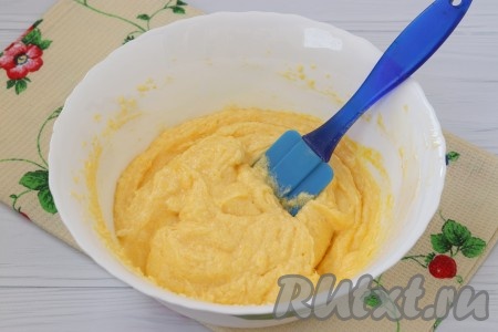 В эту смесь добавить мягкое сливочное масло и взбить повторно до пышной массы.