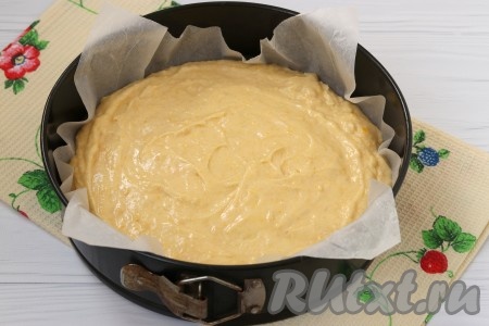 Тесто получится очень воздушное. Форму диаметром 24 см застелить пергаментом, выложить в неё тесто и поставить в духовку, разогретую до 180 градусов, на 5-7 минут.
