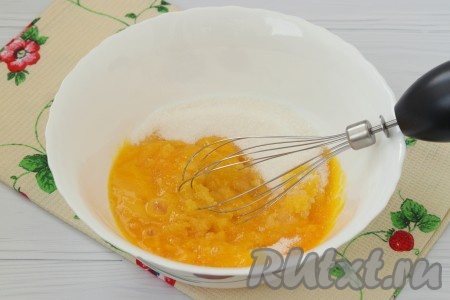 Отделить желтки от белков, белки на время отставить в сторону. К желткам добавить сахар, немного перемешать, а затем взбить миксером до побеления.