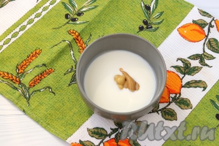 В пиалу налить небольшое количество кефира (около стакана), добавить горчицу и тщательно размешать. Таким образом горчица лучше распределится в кефире.
