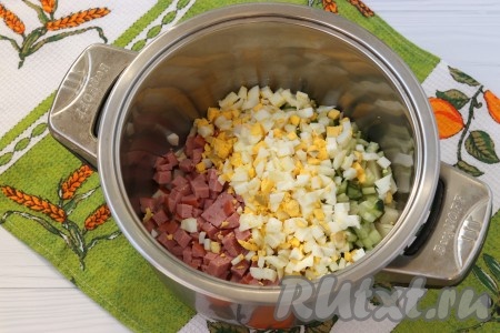 Очистить яйца, нарезать кубиками и также добавить их в кастрюлю.
