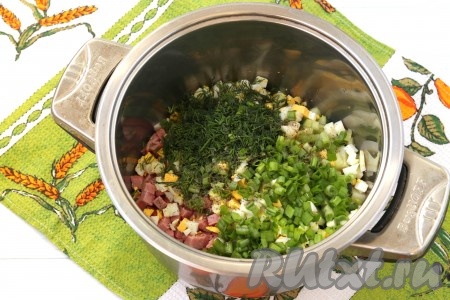 Измельчить укроп и зелёный лук, добавить их к остальным нарезанным ингредиентам.
