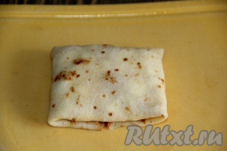 Завернуть начинку в блин удобным для вас способом (я сделала конвертики).
