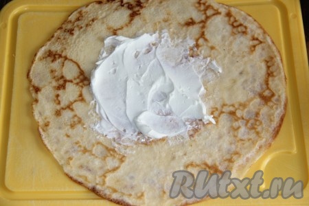 Серединку каждого блинчика смазать творожным сыром. Если у вас нет творожного сыра, то можете пропустить этот этап.
