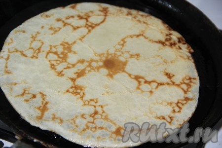 Жарить тонкие блины с двух сторон до золотистого цвета на разогретой сковороде на среднем огне. Перед жаркой первого блина нужно смазать сковороду тонким слоем растительного масла, далее продолжаем готовить блины, уже не смазывая сковороду (в блинное тесто мы добавили растительное масло, оно не будет давать прилипать блинам к сковороде).

