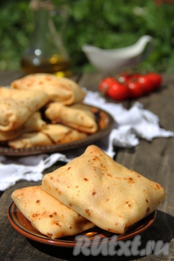 Сытные, вкусные блины с начинкой из курицы и сыра подаём в горячем виде. Отличное блюдо для всей семьи, попробуйте!
