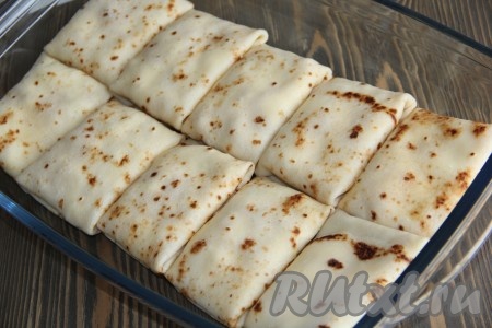 Блинчики запечь в разогретой духовке при температуре 200 градусов минут 15 (до золотистого цвета). Горячие блины смазать сливочным маслом.
