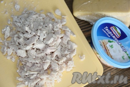 Куриные грудки предварительно отварить до готовности (в течение 25-30 минут), а затем остудить. Мелко нарезать куриное мясо. Если грудки варились без добавления соли, значит надо слегка подсолить.