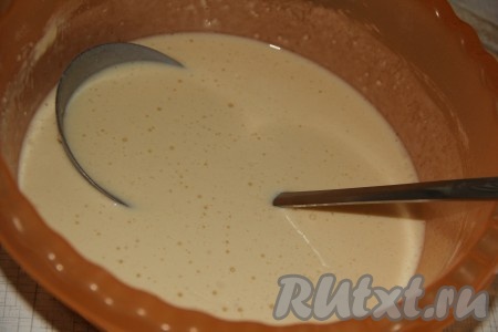 В молоко всыпать соль, сахар, добавить яйца. Слегка перемешать, затем добавить муку. Перемешать венчиком до однородного состояния. В конце влить растительное масло и ещё раз перемешать. Тесто получится не густое.
